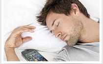 Почему нельзя класть телефон под подушку?