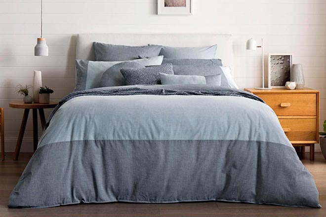 Кровать с постельным бельем