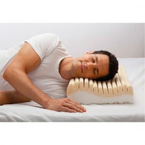 Мужчина спит на боку, на ортопедической подушке