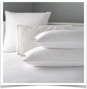 Пуховые подушки на кровати