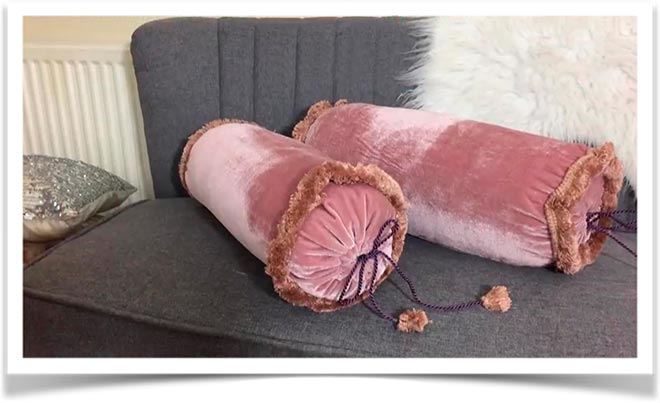 Валик подушка на диване