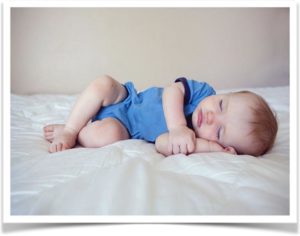 Ребенок спит без подушки