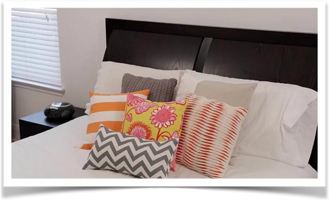 Разноцветные подушки на кровати