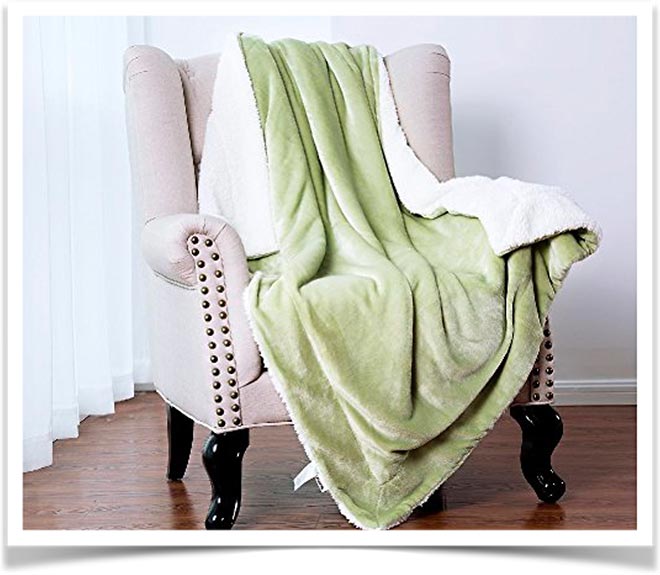 Красивый зелено-белый плед на кресле