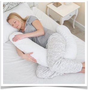 Женщина спит с подушкой для беременных банан
