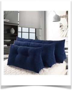 Три синих переносных подушки спинки на кровати