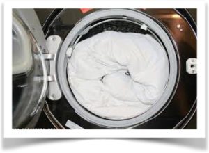 Белое синтепоновое одеяло в стиральной машине