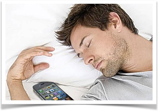 Мужчина спит с телефоном под подушкой